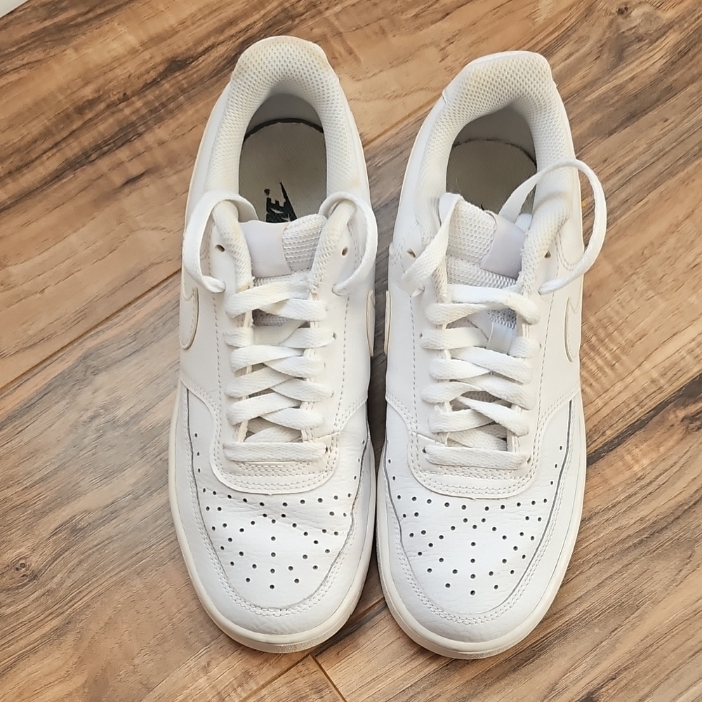 Nike Womens White Sneakers Size 7